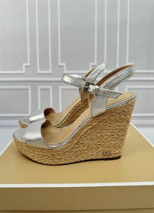Босоніжки michael kors на платформі