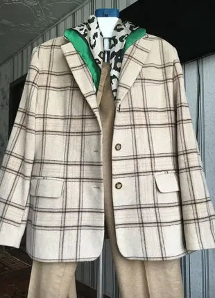 Весняний жіночий костюм