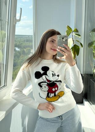 Легкий білий светр з мікі 1+1=3