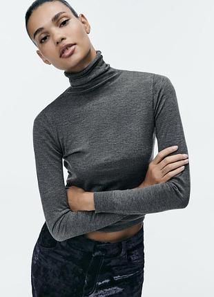 Серый свитер с воротом водолазкой zara серая водолазка в минималистичном стиле темно серый гольф без ничего