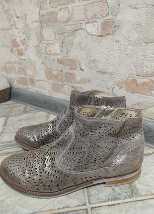 Винтажные ботильоны с перфорацией.