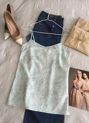 Блуза на тонких бретелях с потертостями размер 34