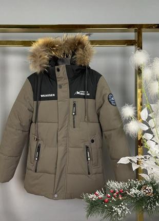 Бежевая зимняя удлиненная куртка на мальчика подростка, детская теплая куртка с натуральной опушкой 9-13л