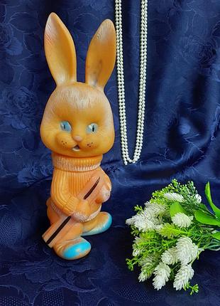 Заяц-лыжник 🐇🎿 винтаж мягкий винил советская резиновая игрушка зайчик зайка ссср с лыжами большой зайчонок в свитере и варежках