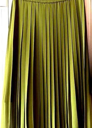 Красивая зеленая юбка-плисе "monki" цвета "табачная зелень"1 фото