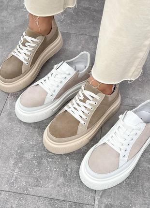 Жіночі бежеві та біло-сірі замшеві кросівки на високій підошві