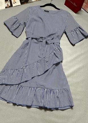Красивое платье в полоску