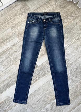 Джинси скінні