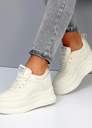 Бежеві снікерси кросівки на високій підошві платформі