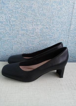 Нові шкіряні жіночі туфлі clarks на зручному каблучку