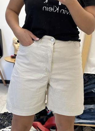 Джинсовые шорты бермуды бежевые levis