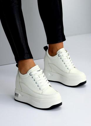 Стильные женские белые кроссовки сникерсы на танкетке платформе