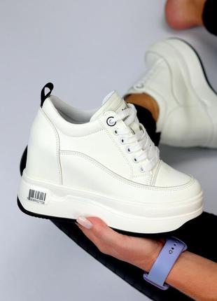 Стильные женские белые кроссовки сникерсы на танкетке платформе