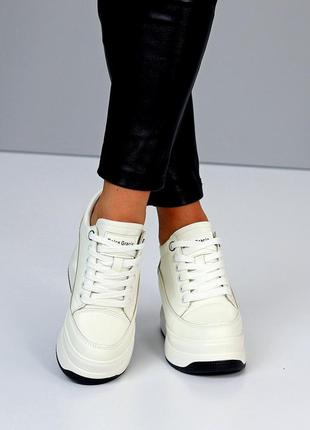 Стильные женские белые кроссовки сникерсы на танкетке платформе