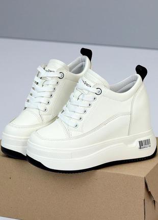 Стильные женские белые кроссовки сникерсы на танкетке платформе