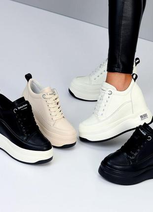 Стильные женские белые кроссовки сникерсы на танкетке платформе