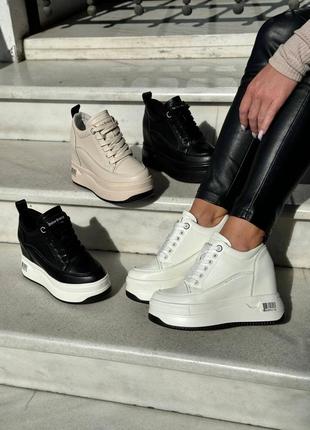 Стильные женские белые кроссовки сникерсы на танкетке платформе