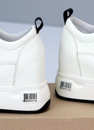 Стильные женские белые кроссовки сникерсы на танкетке платформе