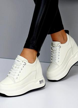 Стильные женские белые кроссовки сникерсы на танкетке платформе