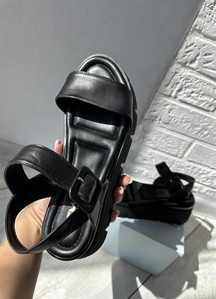 Кожаные черные босоножки