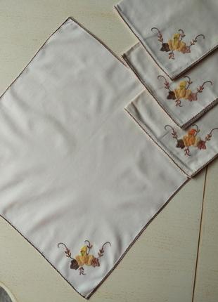 Вінтаж👌нові бежеві серветки з ручною вишивкою і кольоровою аплікацією 40х40🧡🌼