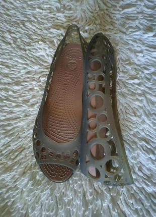 Красиві балетки босоніжки pink crocs adrina. розмір w8, 24-24,5 см.