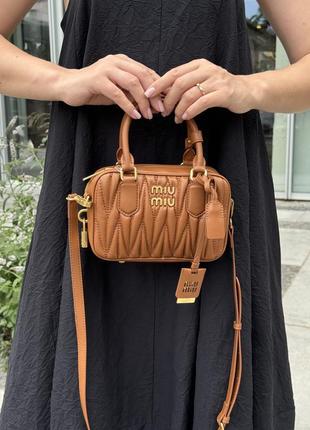 Кожаная сумка miu miu arcadie matelassé nappa leather bag brown