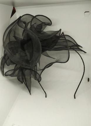 Шляпка с лентами на обруче