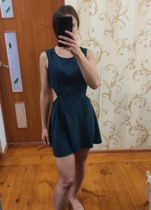Сукня смарагдового кольору,м з розрізами по боках.