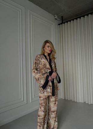Женский качественный брючный леопардовый костюм в пижамном стиле кимоно и брюки1 фото