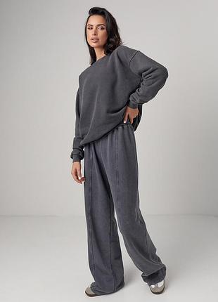 Костюм спортивный со свитшотом и прямыми брюками