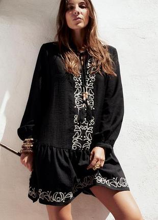 Летнее короткое платье zara с вышивкой