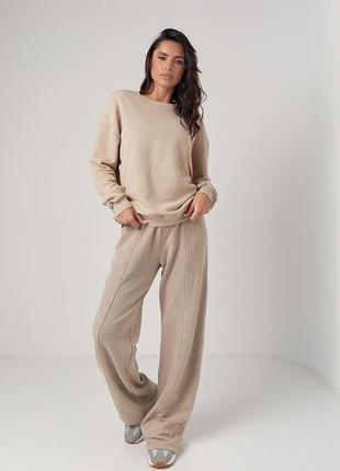 Костюм спортивный со свитшотом и прямыми брюками