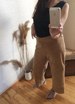 Женские бежевые прямые брюки  из натуральной замши madeleine6 фото