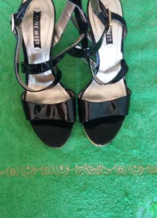 Шкіряні лакові босоніжки nine west