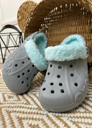 Женские утепленные кроксы crocs baya lined fuzz strap grey/ice blue