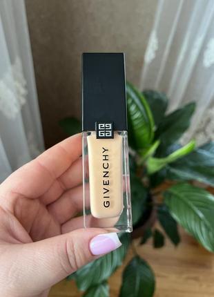 Тональная основа givenchy prisme libre skin-caring glow foundation