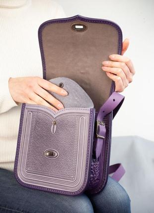Шкіряна сумка через плече лавандова з фіолетовим прямокутна з орнаментом тисненням етно5 фото