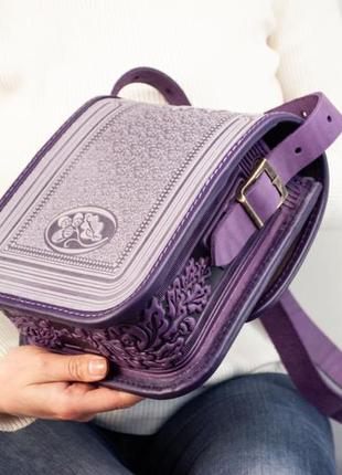 Шкіряна сумка через плече лавандова з фіолетовим прямокутна з орнаментом тисненням етно2 фото