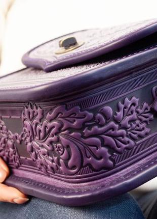 Шкіряна сумка через плече лавандова з фіолетовим прямокутна з орнаментом тисненням етно8 фото