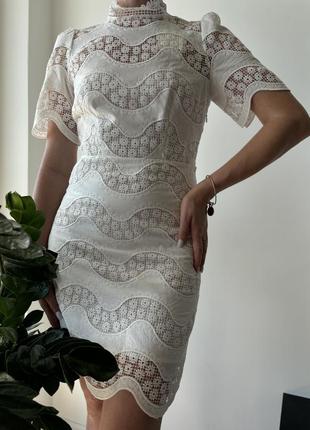 Изысканное белое платье с акцентной спинкой sandro paris