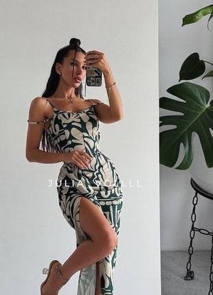 Платье в абстрактный принт с высоким разрезом plt prettylittlething
