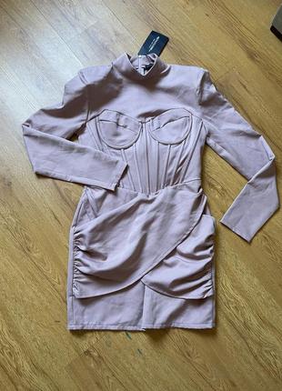 Платье корсетное с поролоновыми плечами plt prettylittlething