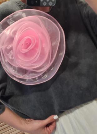 Футболка сіра з рожевою трояндою об'ємною2 фото