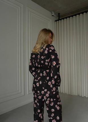 Женский качественный брючный черный костюм в пижамном стиле кимоно и брюки в цветы2 фото