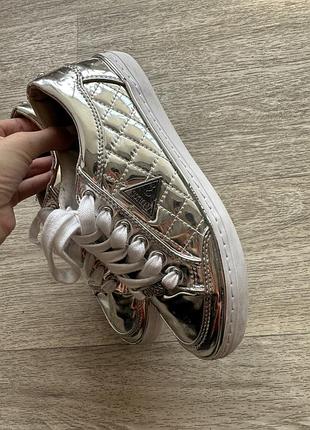 Стильные серебряные оригинальные металлизированные кеды мокасины guess mess 7/37