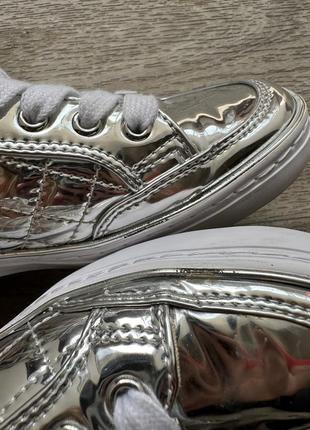 Стильные серебряные оригинальные металлизированные кеды мокасины guess mess 7/37
