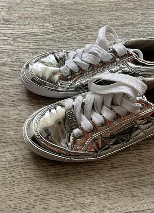 Стильные серебряные оригинальные металлизированные кеды мокасины guess mess 7/37