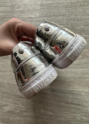 Стильные серебряные оригинальные металлизированные кеды мокасины guess mess 7/37