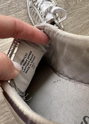 Стильные серебряные оригинальные металлизированные кеды мокасины guess mess 7/37